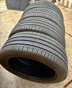 235/45/18 Michelin 📍📍 Selling a set of 4 tires with 80% tread life remaining 📍🌟