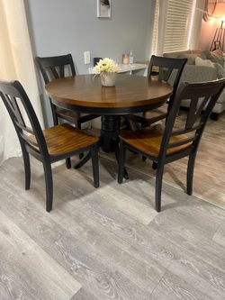 Beautiful Round Solid Wood Table with 4 Chairs — Like New