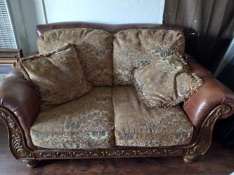 Nice Clean Couches No Rips Or Stains