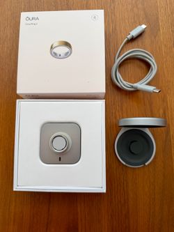 Oura Ring 4 – Gold – Size 6 + Wireless Charger