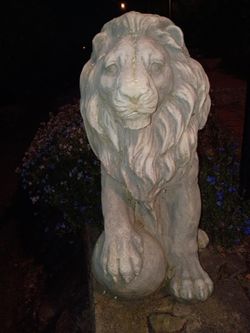 Stone Lions 21/2' Foot Tall