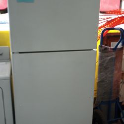 GE Refrigerator White Ex Large . Warranty . Delivery Available . 2203 Fowler St. 33901