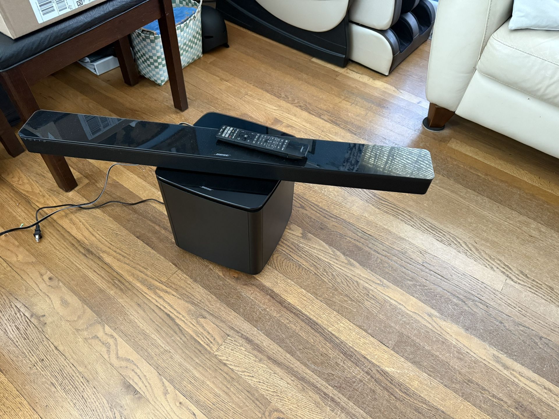 Bose Sound Bar 300 With Subwoofer And Remote , Works Great