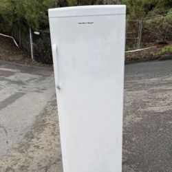  11 Cubics Standing Upright Freezer Great For Garage 