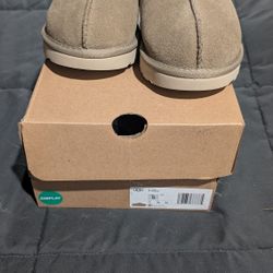 Uggs Size 5; Tasman 