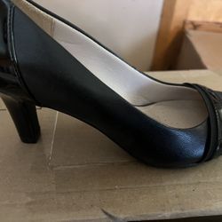 Women’s small heel shoes size 7 1/2
