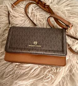 Woman Michael Kors Crossbody  / Wallet/ Phone Holder