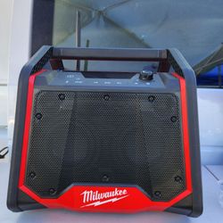 NEW MILWAUKEE M18 BLUETOOTH JOBSIDE RADIO +CHARGER (TOOL ONLY)