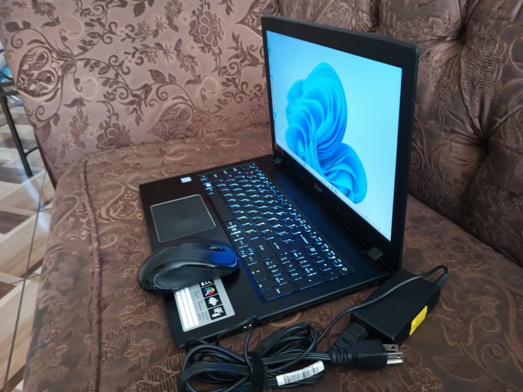 Laptop Acer Aspire E5-575-core i3-12gb Ram-256gb HD SSD Solid