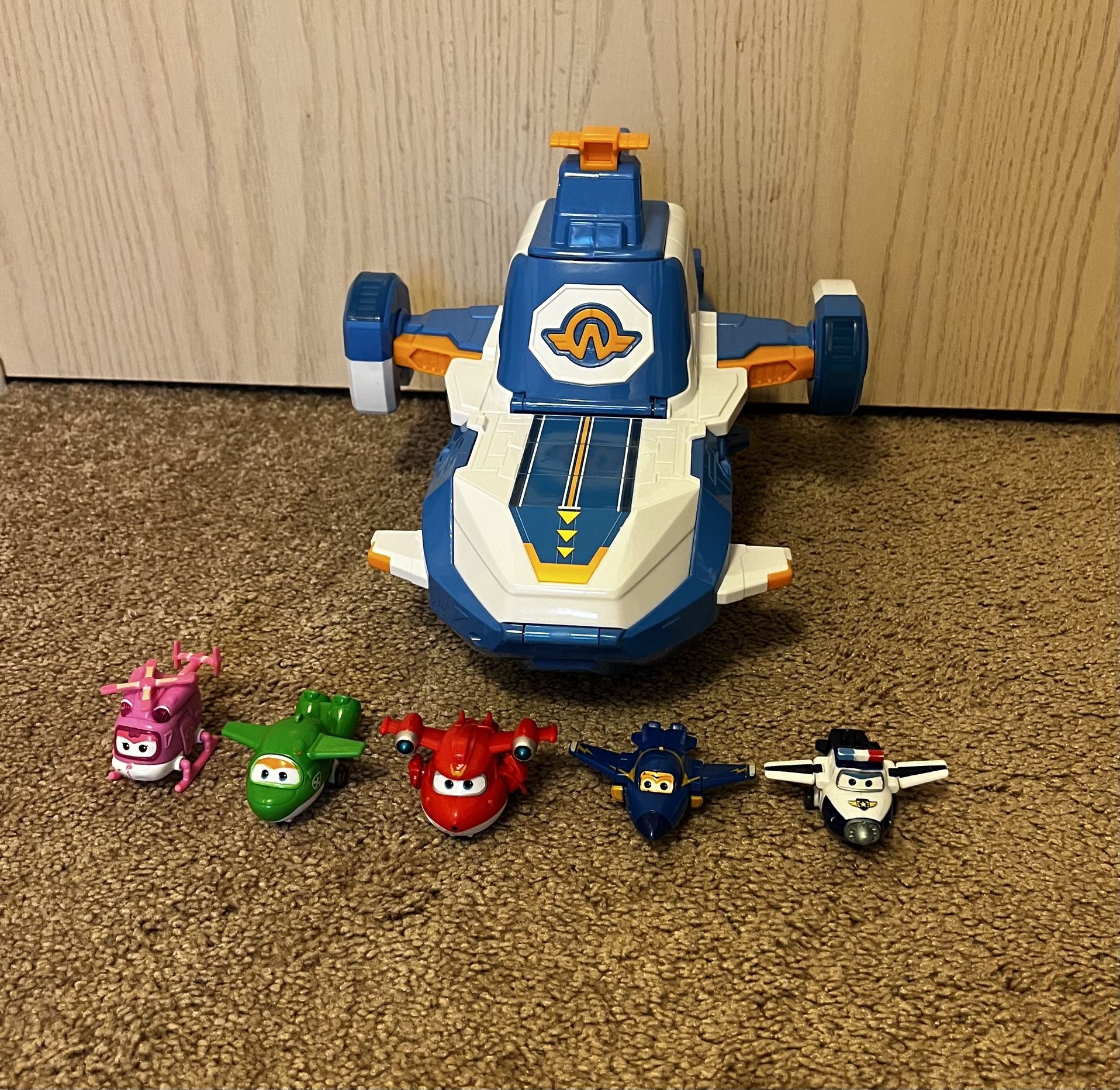 Super Wings World Aircraft. Excellent Condition. Mini Toys Included