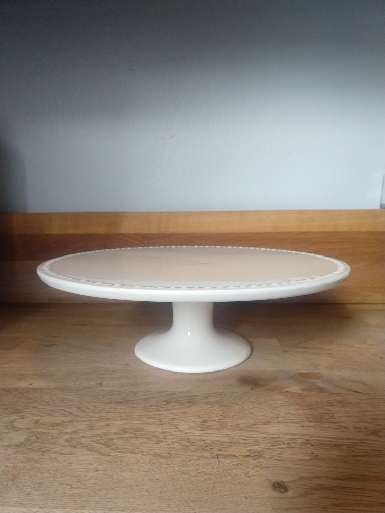 Porcelain cake stand