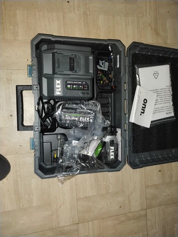 BRAND NEW POWER DRILL SET WIT BITS,CHARGER AND CASE