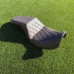 SADDLEMEN STEP-UP SEAT FOR 06-17 DYNA MODELS 