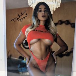 Tahlia Paris Authentic Signed Autographed Glamour 8x10 Photograph Collectible
