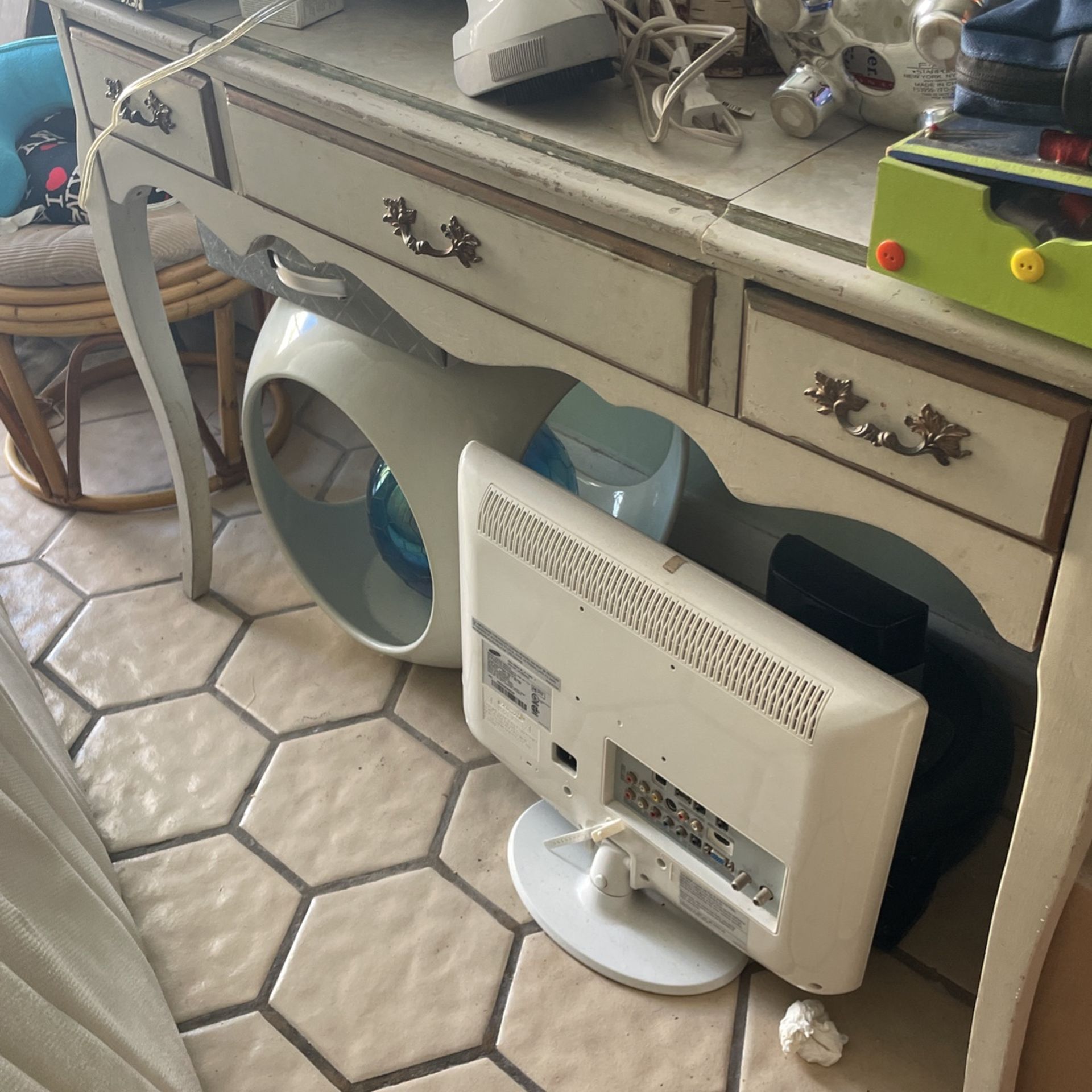 Antique French Provincial Table/desk/vamity For $85 Pick Up In Miami Beach 33141