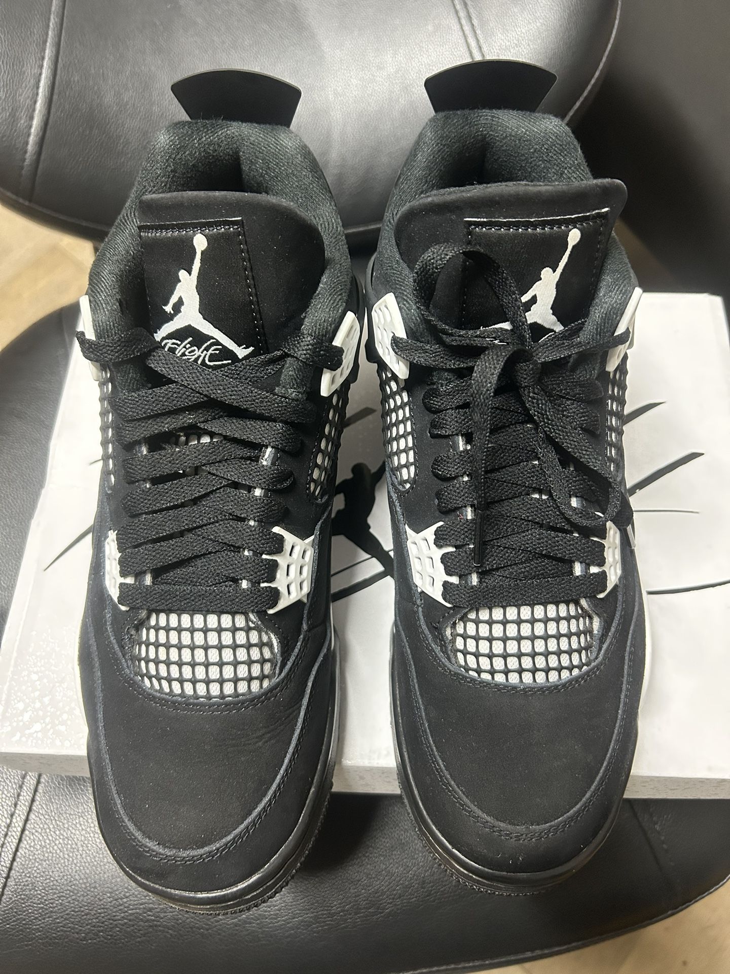 Jordan 4 white thunder size 9 read description