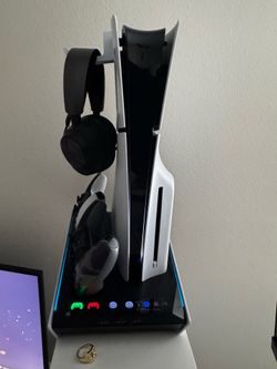 For sale Ps5 slim 1 T storage with two controls and charging base se habla español