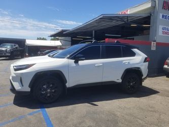 Auto Glass Installer Needed/ Installador de Parabriza