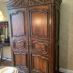 Armoire in solid wood