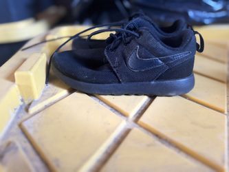 Nike Roshe One sneakers in a "triple black" In kids size 11c
