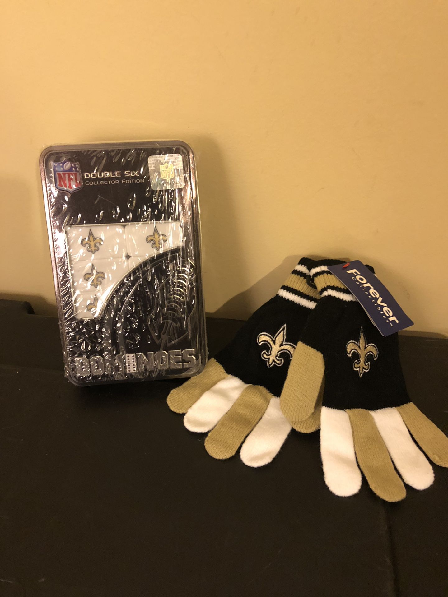 New Orleans Saints Double Six Dominos and gloves