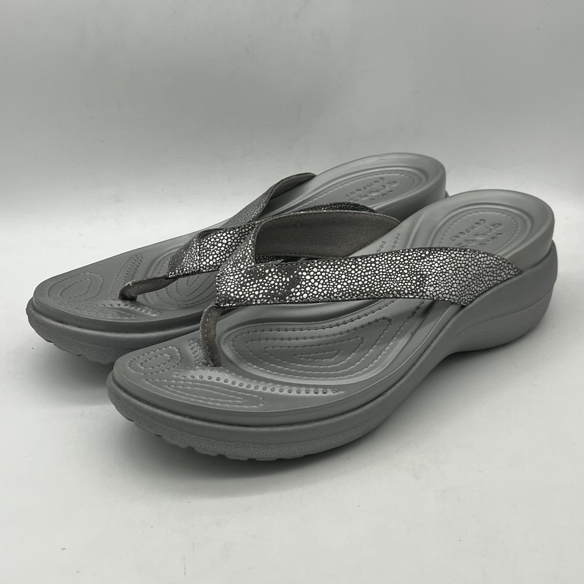 Crocs Capri Metallic Textured Wedge Thong Sandals Flip Flops Silver Womens 11
