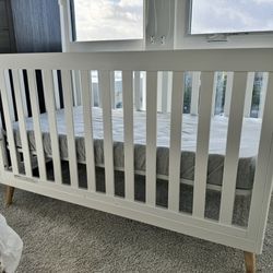 Delta Essex 4-in-1 Convertible Baby Crib AND MATTRESS