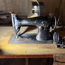 Vintage Singer Sewing Machine Works Well