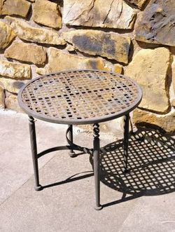 Metal Woven Top Iron Base Classic Patio Side Table 24×22
