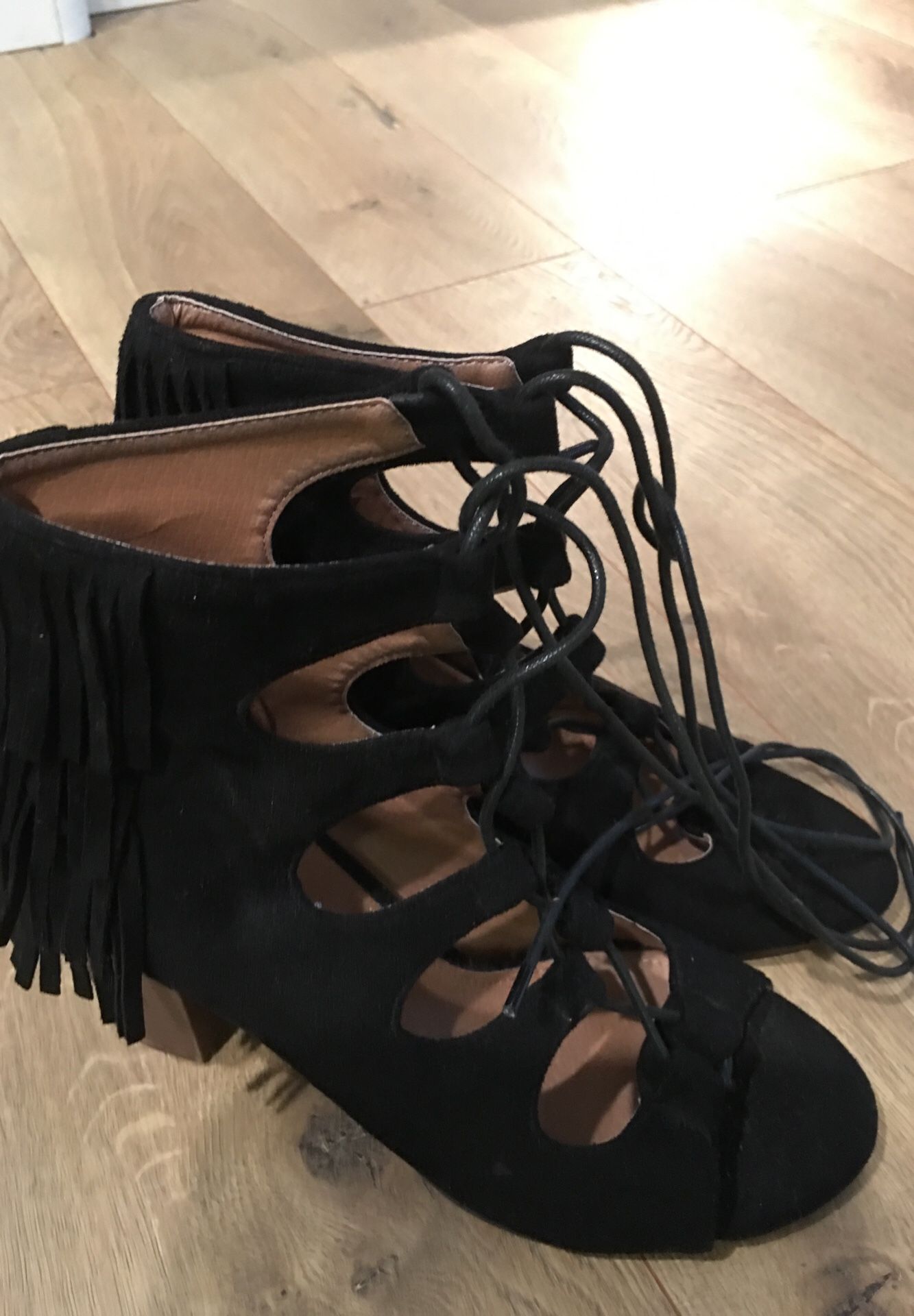 FRINGED LACE UP SIZE 9