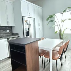 Kitchen island, Chairs And extendable Dining Table!!! Bundle Or Separate! 👁️ Check Details For Pricing 