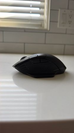 Corsair DARK CORE RGB SE wireless gaming mouse.