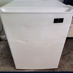 Mini Fridge White Gets Very Cold