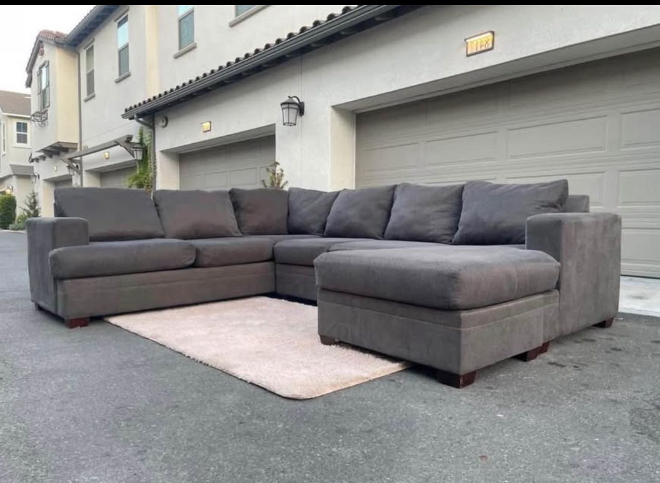Stunning Gray Sectional Couch In Excellent Condition - Free Delivery 🚚