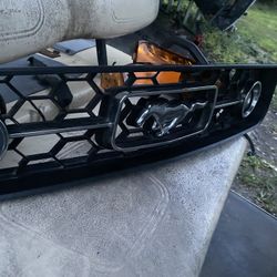 2005–2006 Mustang Pony Package Grille w/ Fog Lights & Pony Emblem
