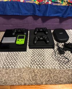 Gaming Bundle PS4 & Xbox  Consoles + Controllers + Game Boy & DS Sony headphones charging station