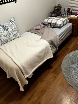 XL twin bed with power adjustabke base and matreess