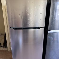 Insignia Refrigerator 
