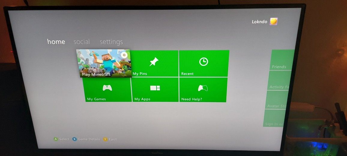 Xbox 360 Slim, 2 Controllers+8 Games