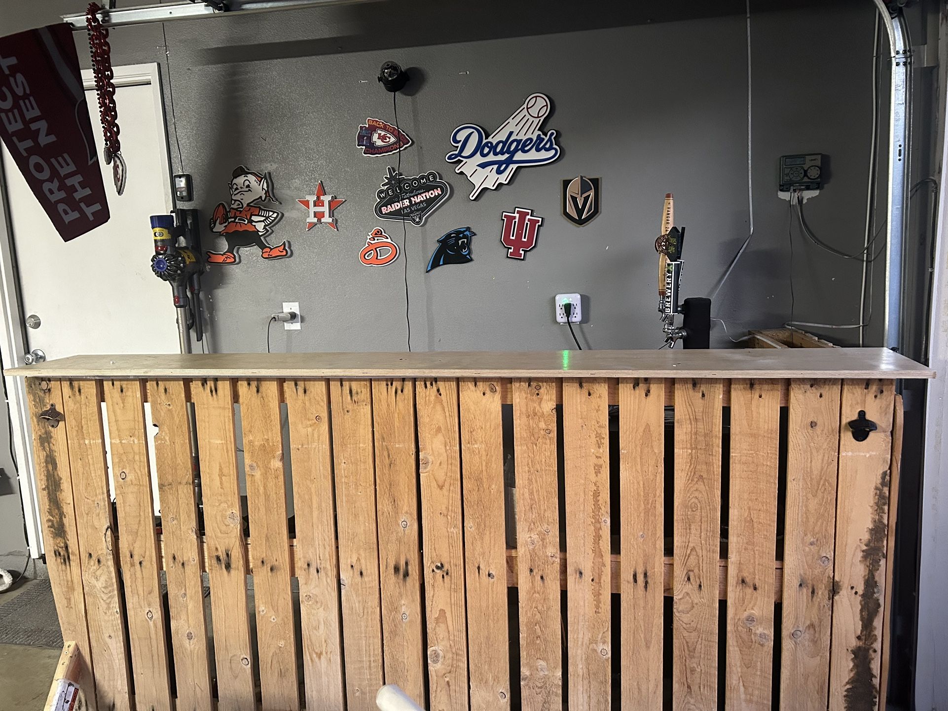 Pallet Bar And Bar Stools