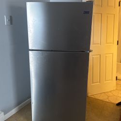 PRICEDROPUsed 2020 Maytag Fridgerator. Like New .LOWEST PRICE ON OFFER UP. Need Gone ASAP!'