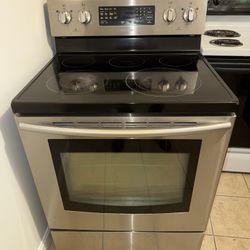 Very nice Samsung stove everything work good only $375