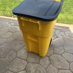 50 gallon roll out container/trash can new 