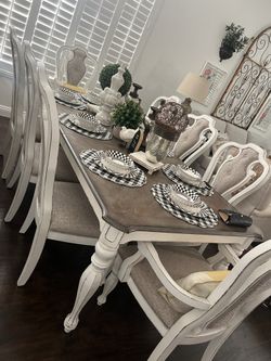 Like New 8 Chair Dinning Set Plus Two Additional Chairs  
