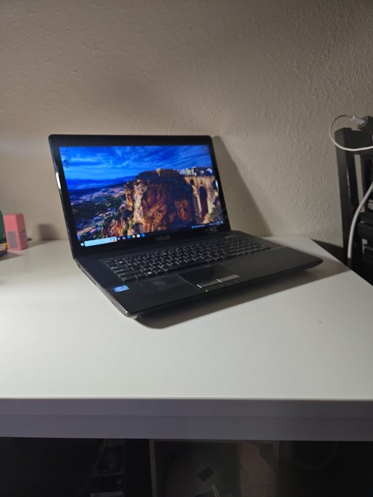 Laptop Asus 17" i3