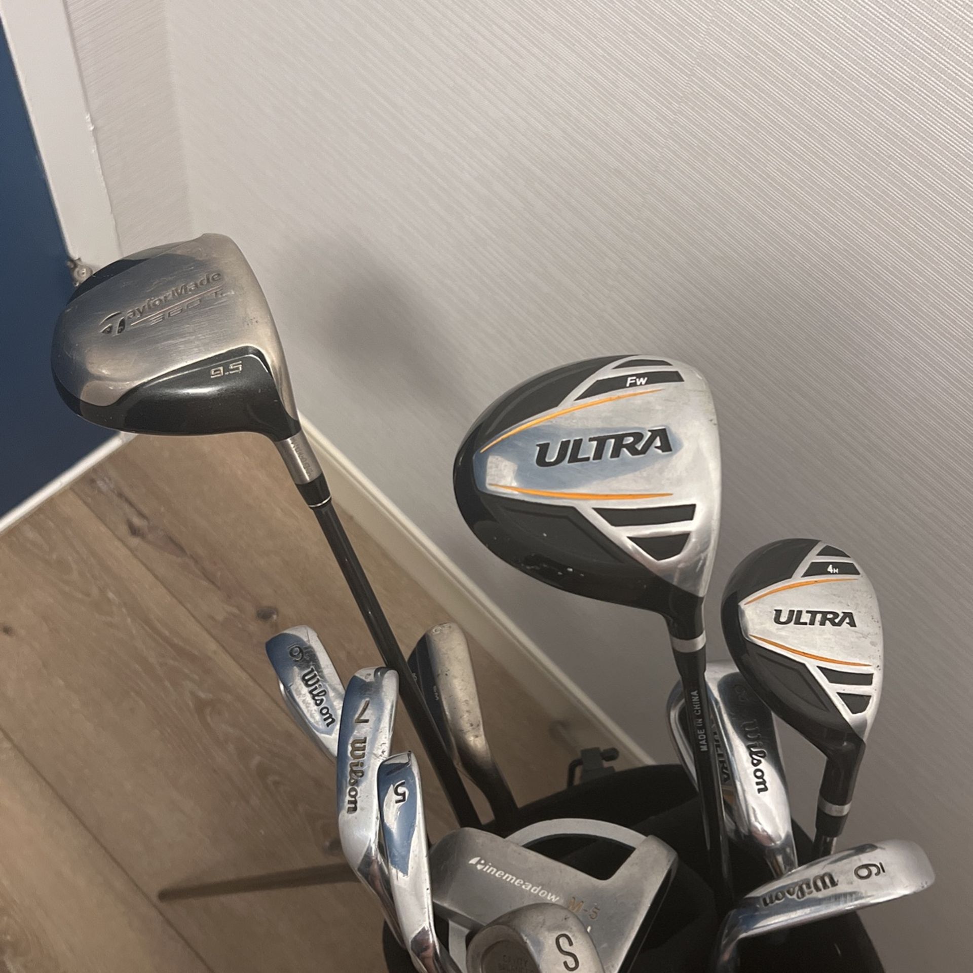 Beginner set of clubs. Comes with driver, fairway woods, irons, wedge, putter. 