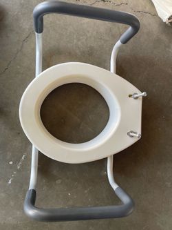 Asiento elevado de baño con agarraderas