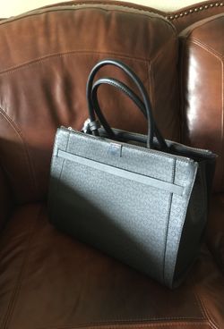 Brand new Black guess purse for 60