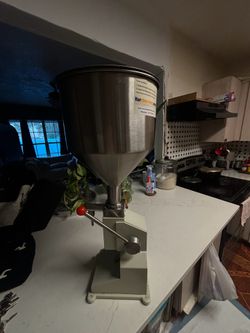 Manual liquid dispenser