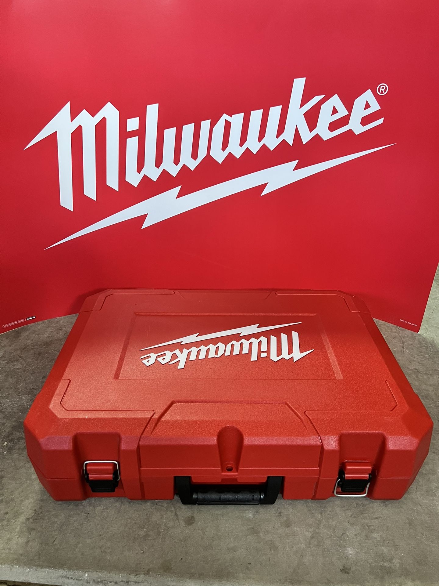Milwaukee Hard Case ‘No Tools’ Battery m12, Charger Only Attachments 